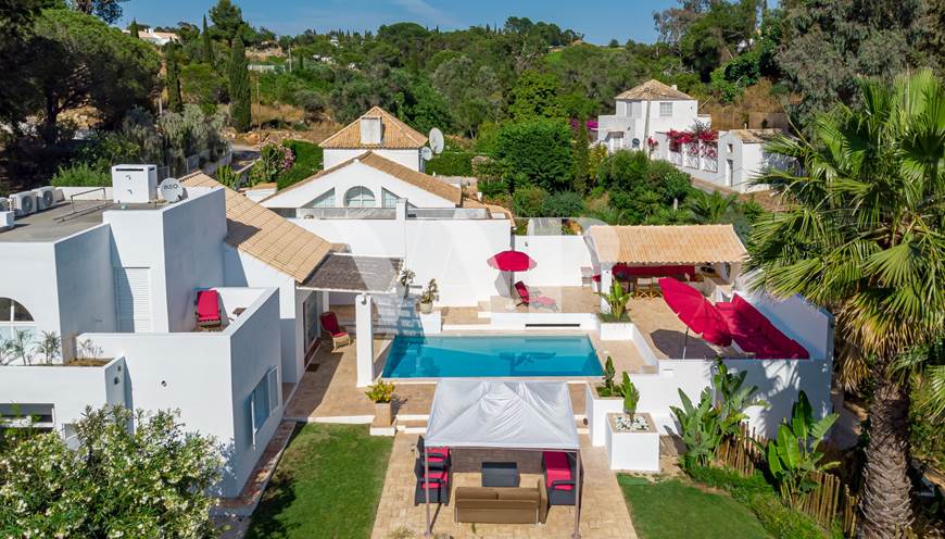 3+1 bedroom attached villa for sale in Albufeira, with private pool