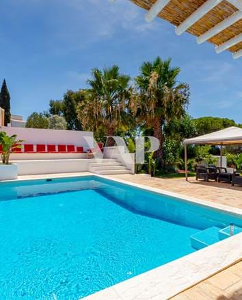Villa mitoyenne de 3+1 chambres à vendre à Albufeira, avec piscine privée