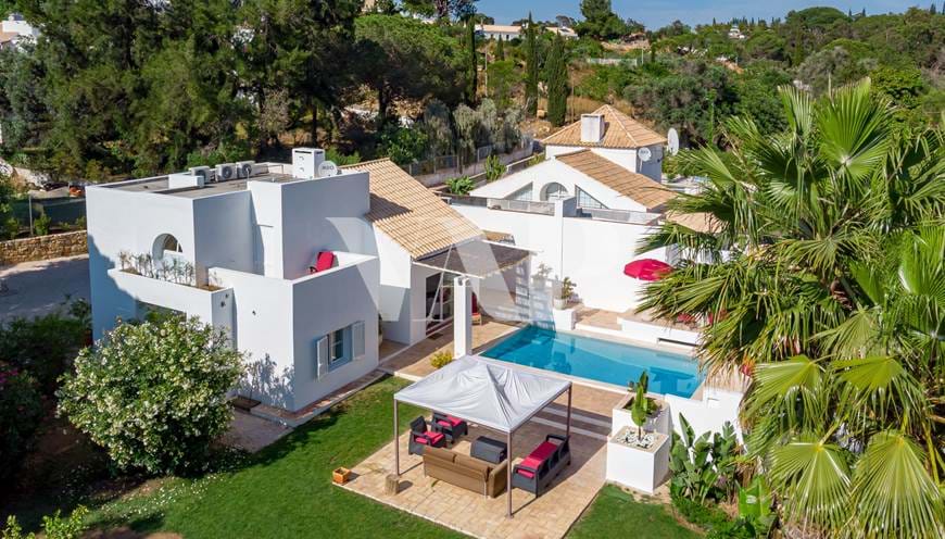 Villa adosada de 3+1 dormitorios en venta en Albufeira, con piscina privada