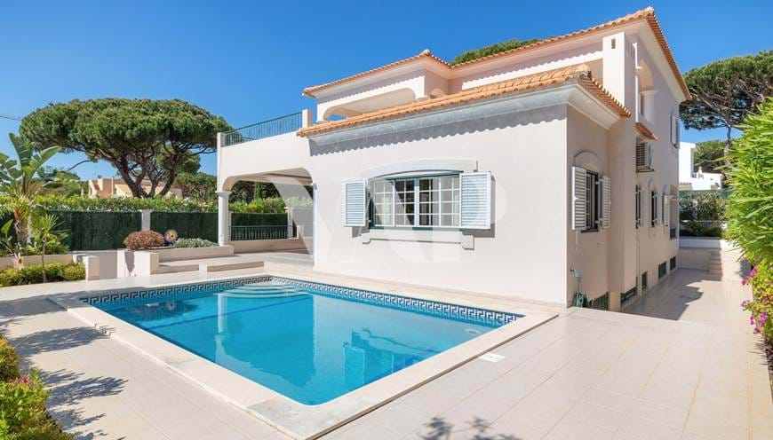 Villa mit 3 + 2 Schlafzimmern zum Verkauf in Vilamoura, mit privatem Pool