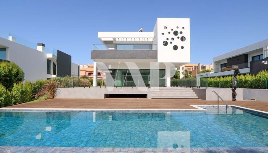 Ny 4+1 villa till salu i Vilamoura, med utsikt över golfbanan