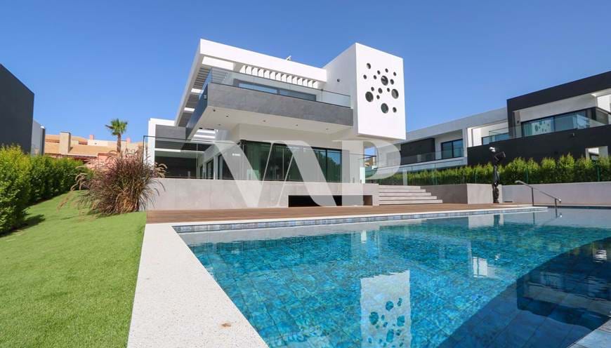 Neue 4+1 Villa zum Verkauf in Vilamoura mit Blick auf den Golfplatz