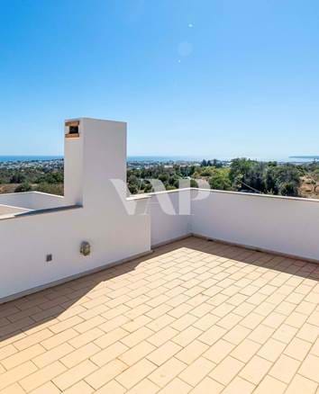 ALBUFEIRA - 3 bedroom townhouse located in a gated community
