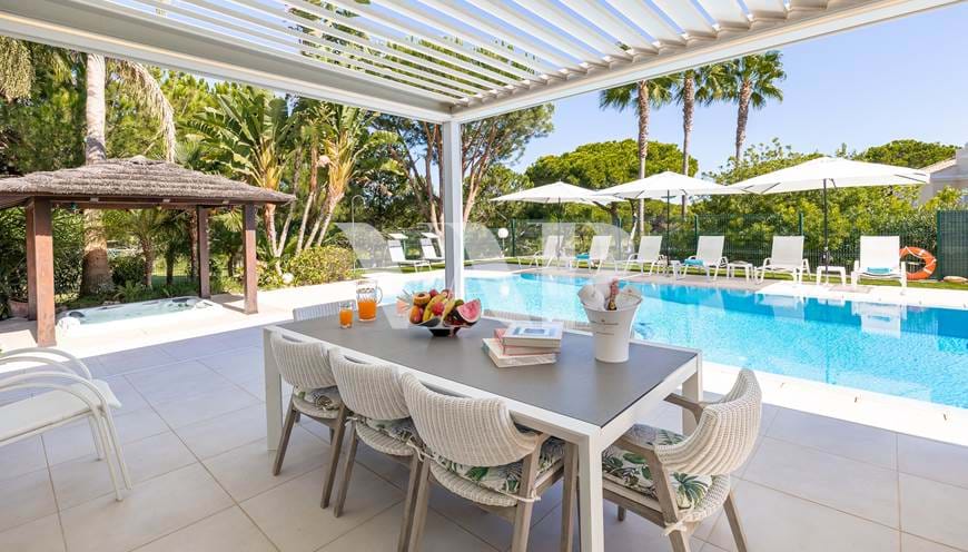 Villa de 4+2 chambres à vendre à Vila Sol, luxueuse avec piscine privée