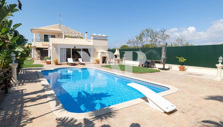 Villa de 3 chambres à vendre à Quarteira. moderne avec piscine et jardin privés 