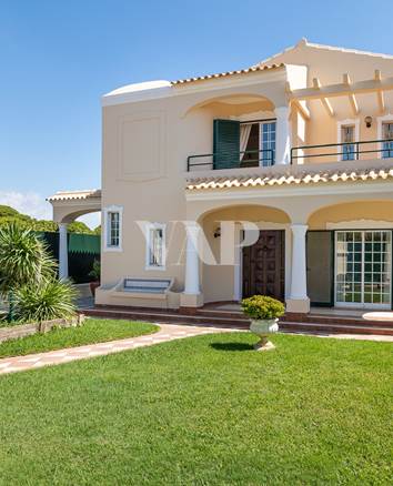 Villa de 3 chambres à vendre à Quarteira. moderne avec piscine et jardin privés 