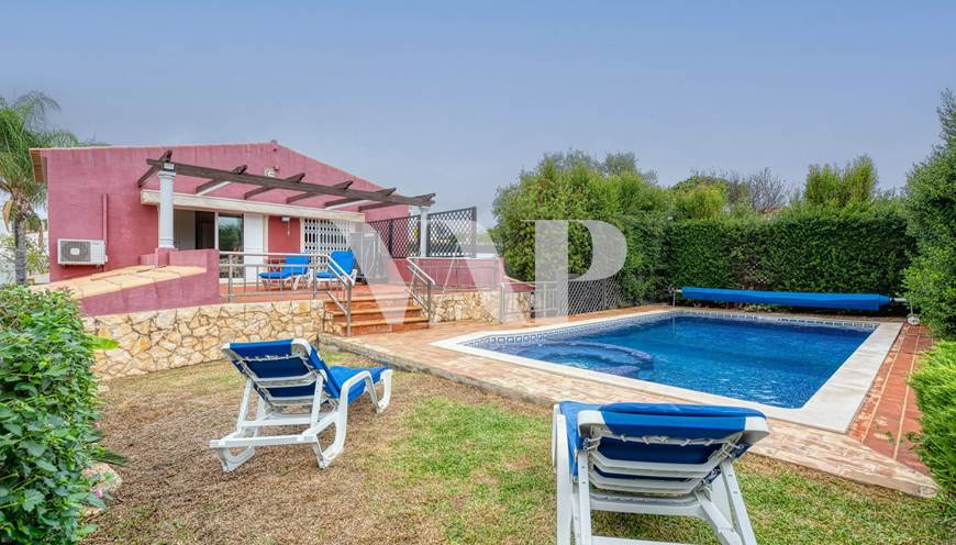 Villa de 3 dormitorios en venta en Quarteira, con piscina privada