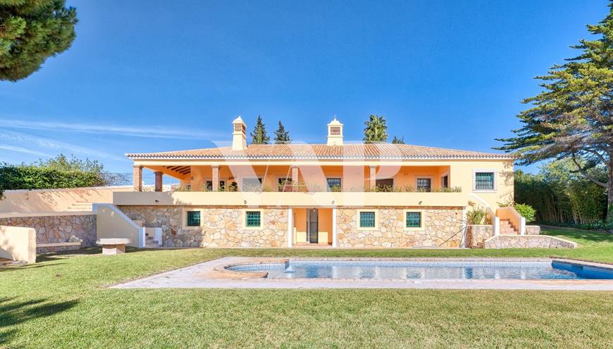 Villa de 4 dormitorios en venta en Vale Judeu, con piscina privada