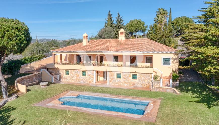 Villa de 4 dormitorios en venta en Vale Judeu, con piscina privada