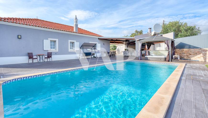 Villa de 3 dormitorios + 1 dormitorio anexo en venta en Loulé, con piscina privada climatizada