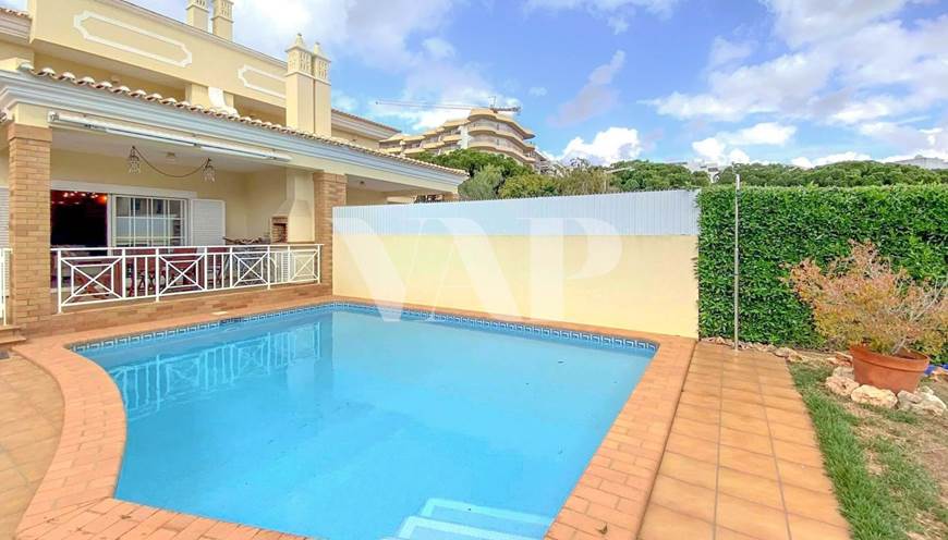Maison de ville de 3+1 chambres à Vilamoura à vendre, avec piscine privée 