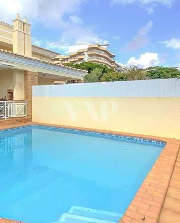 Maison de ville de 3+1 chambres à Vilamoura à vendre, avec piscine privée 