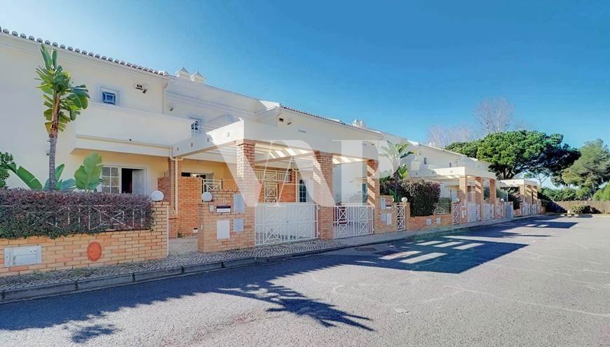 3+1 bedroom townhouse in Vilamoura for sale, with private pool 