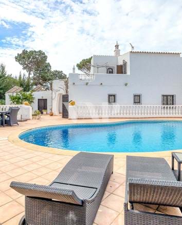 Villa de 4 dormitorios en venta en Vilamoura, con piscina privada