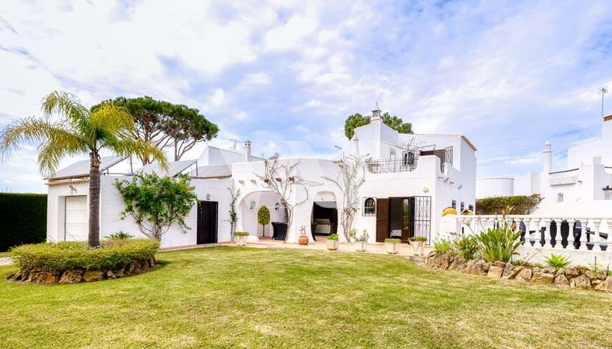 Villa de 4 dormitorios en venta en Vilamoura, con piscina privada