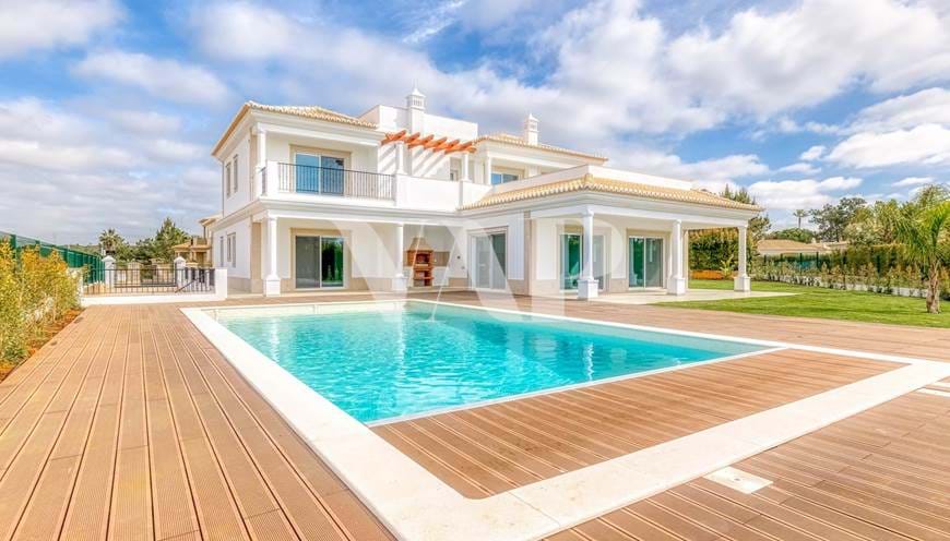 Villa de 4 dormitorios en venta en Vila Sol, con piscina privada y jardín