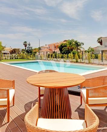 MoradiaV4 para venda na Vila Sol, com piscina e jardim privativos