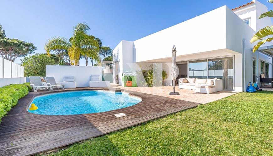 4-Schlafzimmer-Villa zu verkaufen in Vilamoura, komplett renoviert und mit privatem Pool