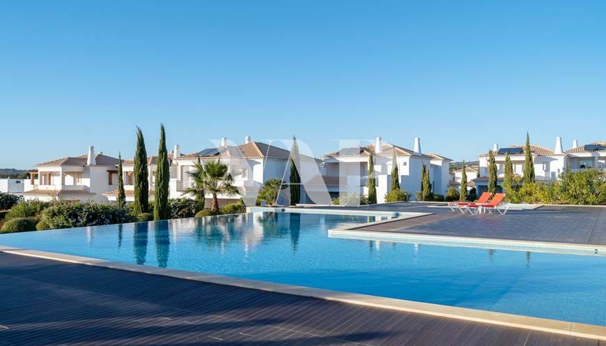 Villa 3 + 2 Chambres à vendre à Vilamoura, dans une copropriété avec piscine