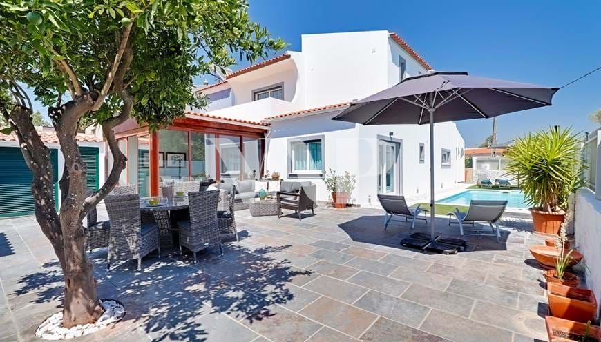 Villa de 3+1 dormitorios en venta en Quarteira, con piscina privada y jardín