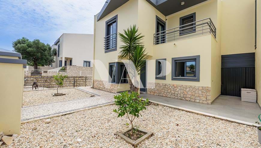 Villa de 4 chambres à vendre à Quarteira, située à 1 km de la plage 