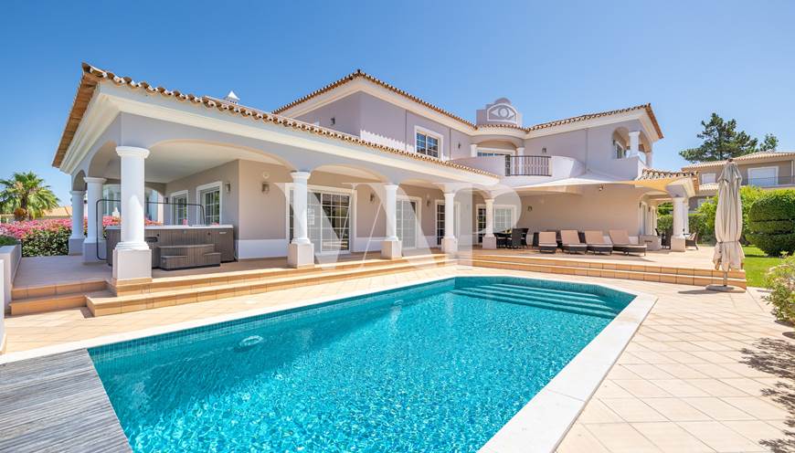 Villa de 3+1 dormitorios en venta en Vila Sol, con piscina y jacuzzi
