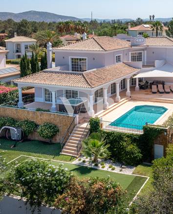 Villa de 3+1 dormitorios en venta en Vila Sol, con piscina y jacuzzi