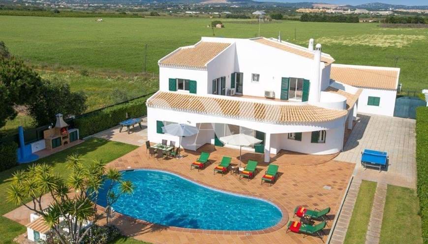 Villa independiente de 4 dormitorios en venta en Albufeira, estilo moderno con piscina 