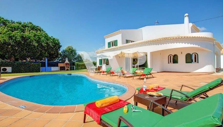 Villa individuelle de 4 chambres à vendre à Albufeira, style moderne avec piscine 