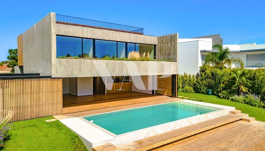 New 4 bedroom villa for sale in Vilamoura, with panoramic views of the Golf
