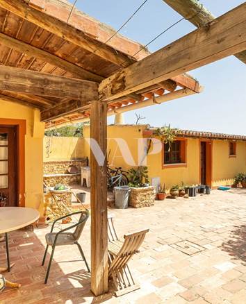 Villa de 5 dormitorios en venta en Almancil, insertada en parcela con 4835 m2