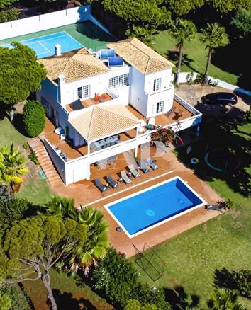 Villa de 5 chambres à vendre à Fonte Santa, avec court de tennis et piscine privée
