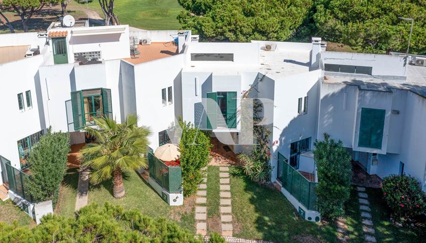 Semi-detached  2+1 bedrooms Villa with private Pool, in front of the Golf, Vilamoura