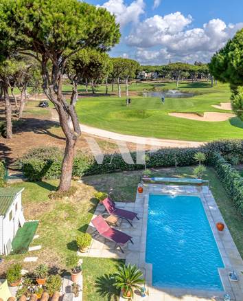 Doppelhaushälfte mit 2+1 Schlafzimmern und privatem Pool vor dem Golf, Vilamoura