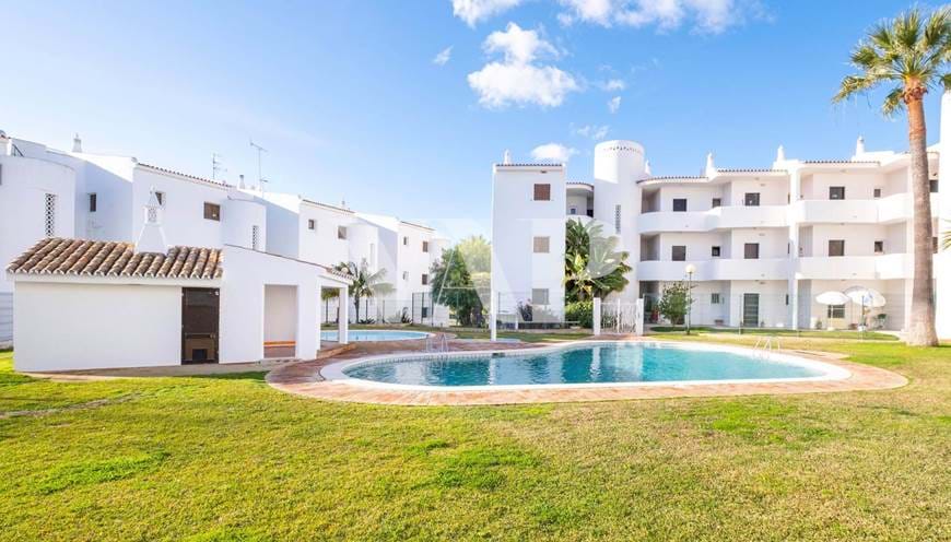 1+1 bedroom apartment for sale in Vilamoura, inserted in a condominium with swimming pool