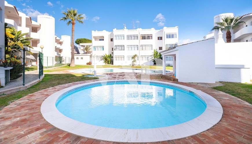 Apartamento T1+1 para venda em Vilamoura, inserido em condomínio com piscina