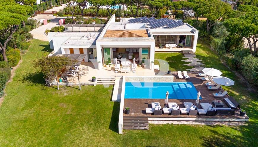 Luxuriöse Villa mit 5 Schlafzimmern, VOLLSTÄNDIG MÖBLIERT UND AUSGERÜSTET, direkt am Golf, Vilamoura