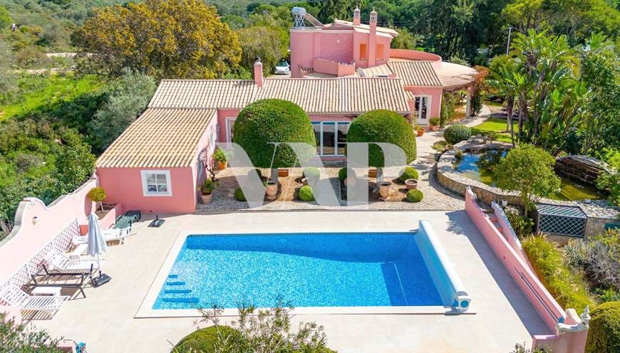Villa mit 3+1 Schlafzimmern zum Verkauf in Loulé, mit privatem Pool