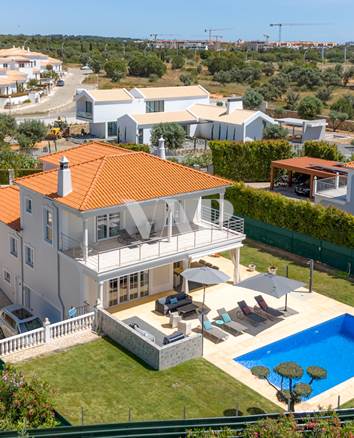 5 bedroom villa with pool in privileged area, Vilamoura 