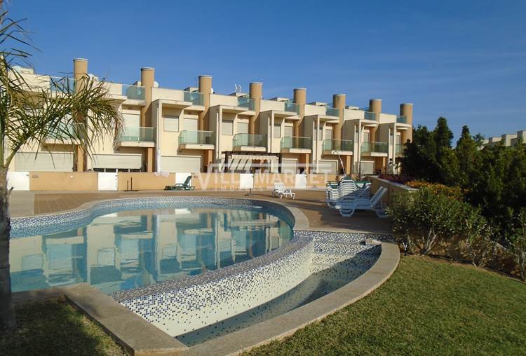 Nuova V2 TOWNHOUSE in condominio con piscina e vista sul mare vicino ad Albufeira