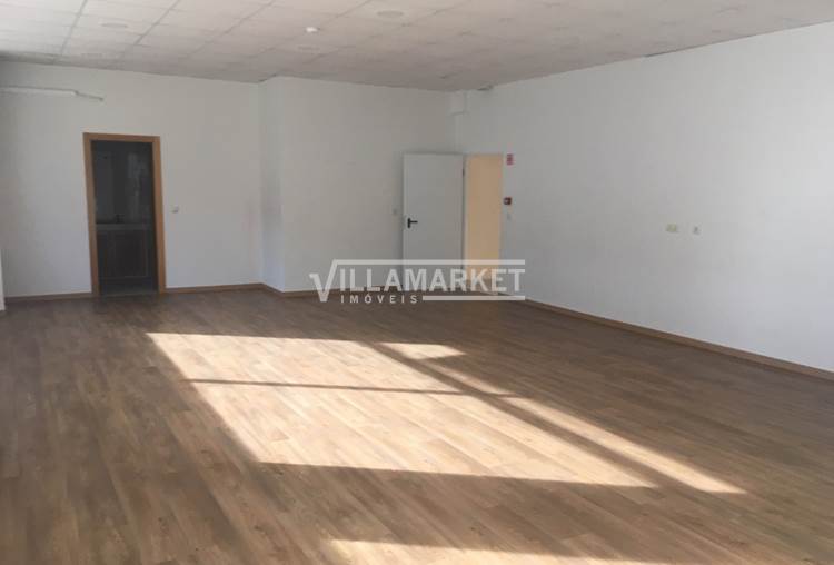 Shop with 100 m2 with private terrace in Loulé