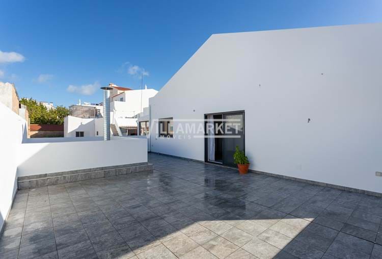 2-storey building consisting of 1 shop and 1 2 bedroom apartment located on Nacional 125 in LAGOA 