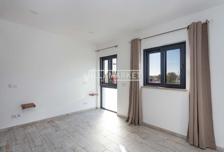 2-storey building consisting of 1 shop and 1 2 bedroom apartment located on Nacional 125 in LAGOA 