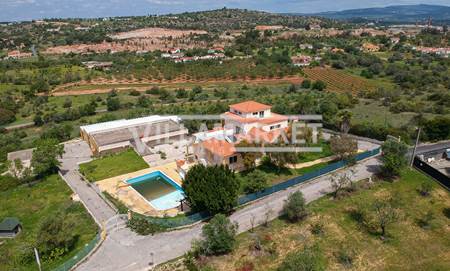 V5 farm with swimming pool and warehouse located near Albufeira 