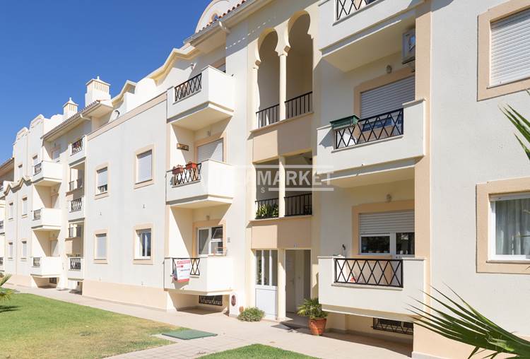 O Apartamento T2 para férias com piscinas "REFÚGIO DO TOBIAS - AL Nº 113401" está situado a 3 kms da Praia da Falésia em ALBUFEIRA.