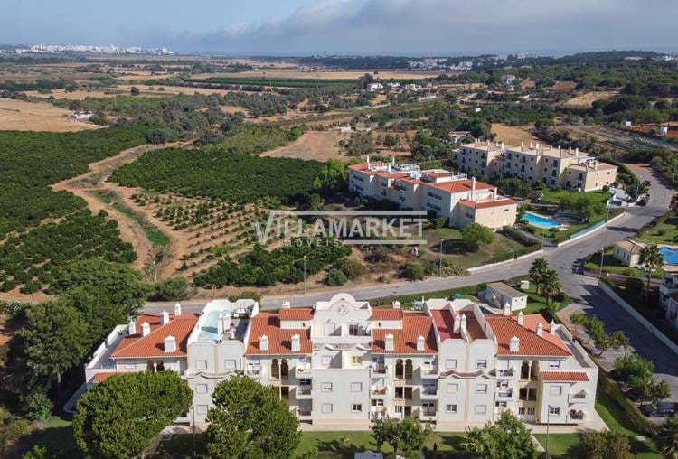 The 2 bedroom apartment for holidays with swimming pools "REFÚGIO DO TOBIAS - AL Nº 113401" is situated 3 kms from Falésia Beach in ALBUFEIRA.