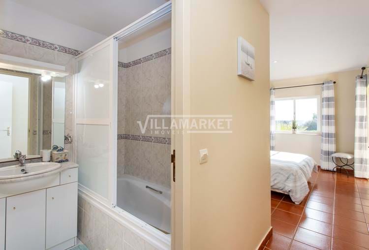 L'appartamento con 2 camere da letto e piscina "REFÚGIO DO TOBIAS - AL Nº 113401" si trova a 3 km dalla spiaggia di Falésia ad ALBUFEIRA.