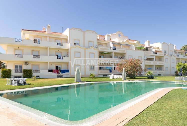 L’appartement de vacances de 2 chambres avec piscine « REFÚGIO DO TOBIAS - AL Nº 113401 » est situé à 3 km de la plage de Falésia à ALBUFEIRA.