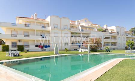 L’appartement de 2 chambres pour des vacances avec piscines « REFÚGIO DO TOBIAS - AL Nº 113401 » est situé à 3 km de la plage de Falésia à ALBUFEIRA.