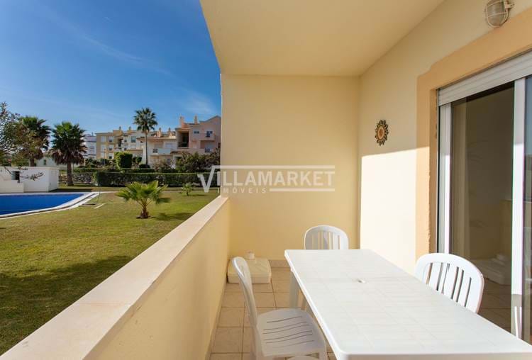 The 2 bedroom apartment for holidays with swimming pools "REFÚGIO DO TOBIAS - AL Nº 113401" is situated 3 kms from Falésia Beach in ALBUFEIRA.